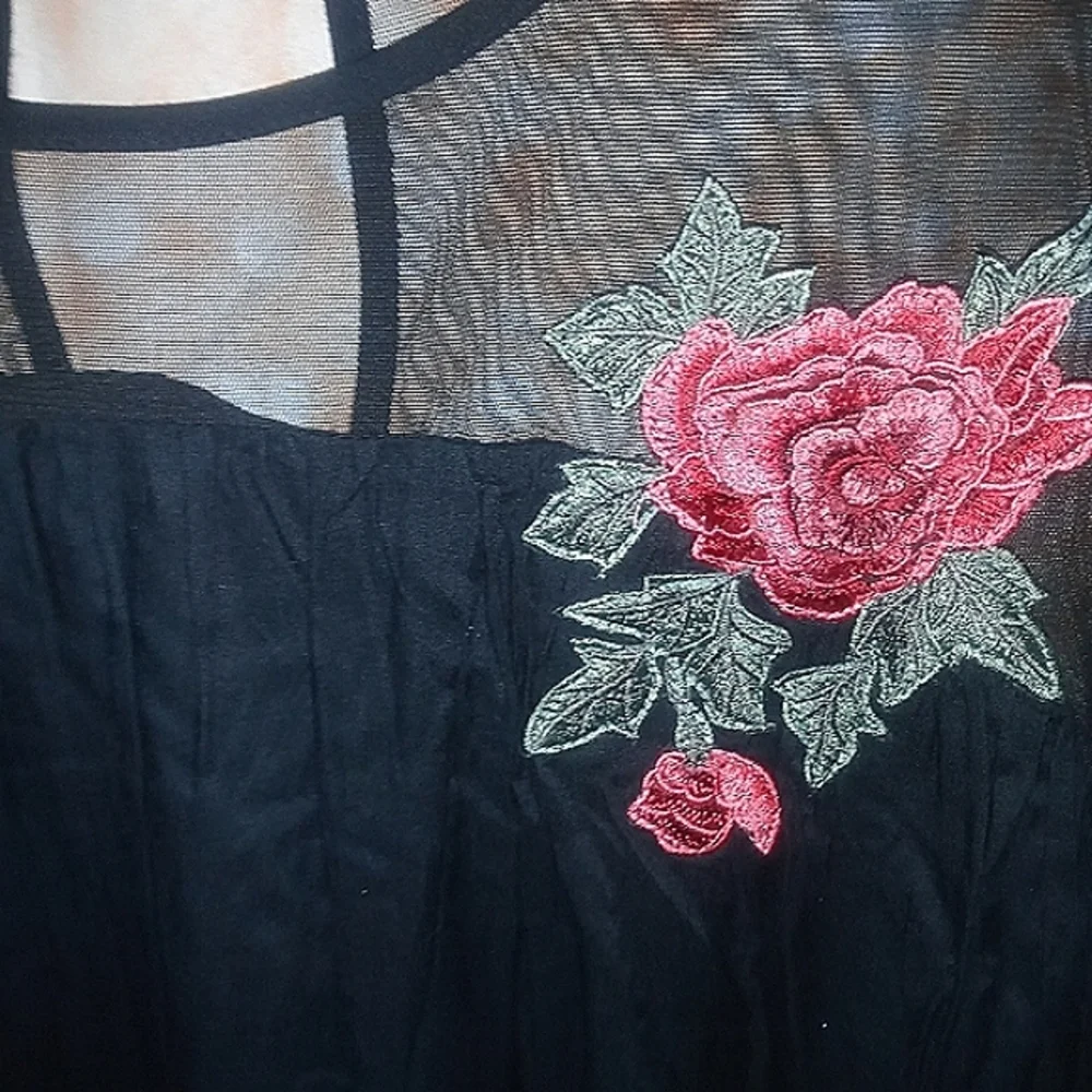 🌹Rose-appliqued top with sheer top/arms.🌷 - Picture 2 of 2